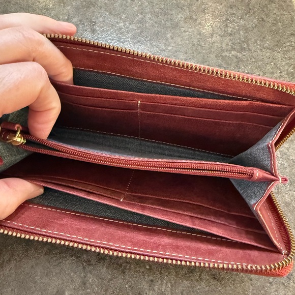 Roots Red Rust Leather Wallet - Picture 10 of 13